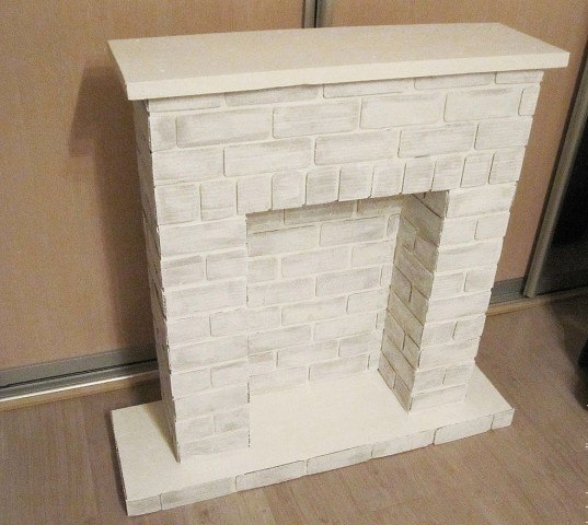 Новогодний фальш-камин с имитацией кирпичной кладки