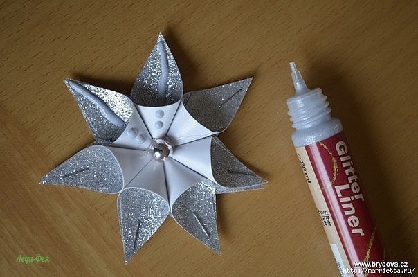 Звезда из бумаги. Красивая идея для праздничного декора.
