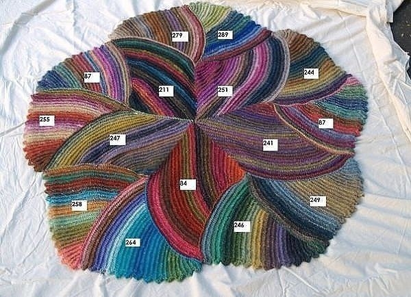 Необычный яркий коврик.Если у Вас много остатков ниток, то Вы можете связать красивый коврик.