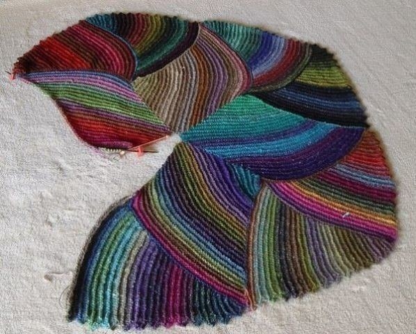 Необычный яркий коврик.Если у Вас много остатков ниток, то Вы можете связать красивый коврик.