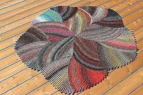 Необычный яркий коврик.Если у Вас много остатков ниток, то Вы можете связать красивый коврик.