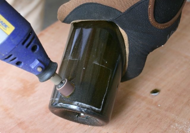 Потрясающая иллюминация с помощью гирлянд и красивых стеклянных бутылок