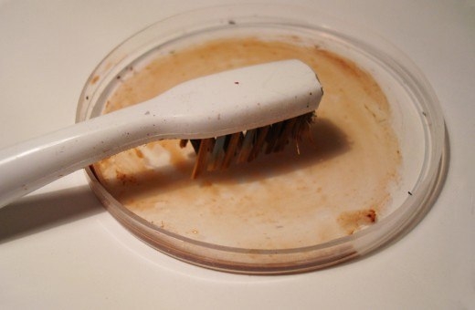 Рисуем акварелью с помощью зубной щетки