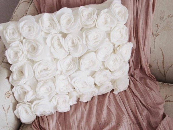 Нежная подушка с розами из флиса