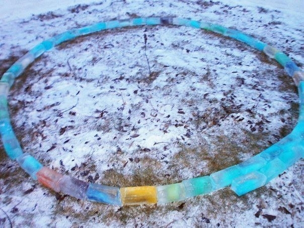 Необычный дом: ледяная хижина иглу из разноцветных кирпичей