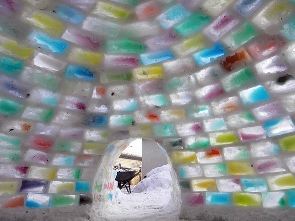 Необычный дом: ледяная хижина иглу из разноцветных кирпичей