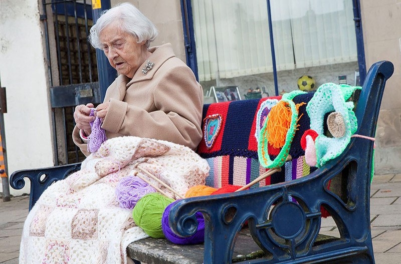 104-летняя бабуля украшает свой город связанными вручную вещами