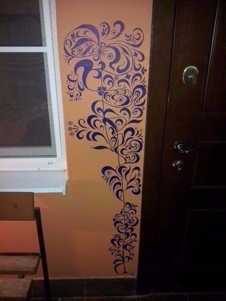 Когда дети разрисовали маркером стену возле входной двери подъезда, один из жильцов не расстроился и