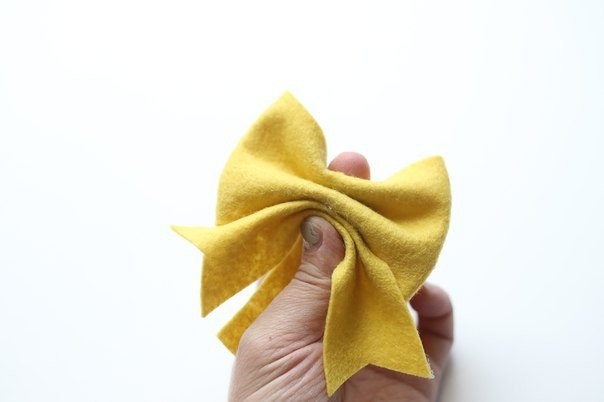 Как сделать красивый бантик из фетра за пять минут