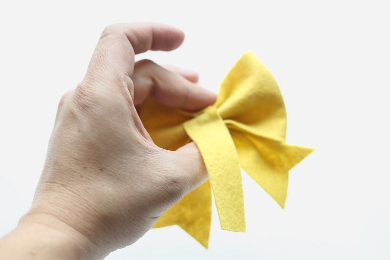 Как сделать красивый бантик из фетра за пять минут