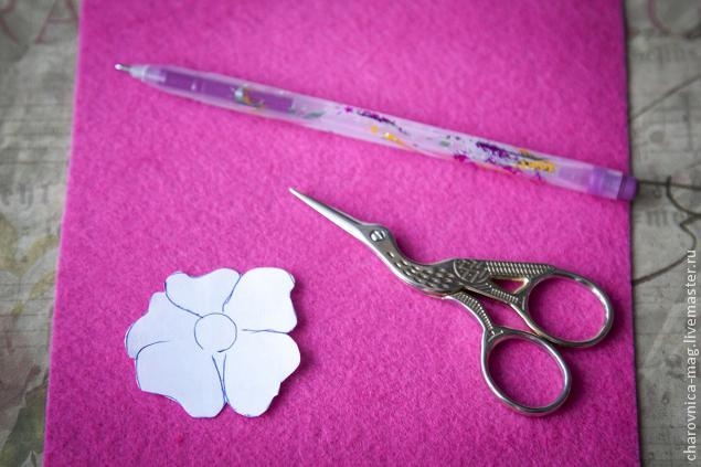 МК  Вышивка бисером кулона в виде простого цветка