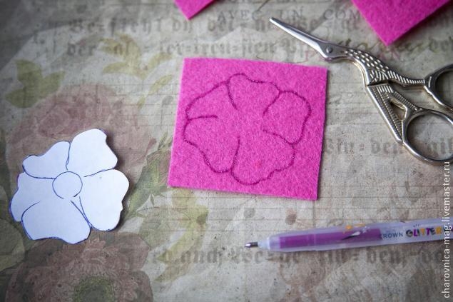 МК  Вышивка бисером кулона в виде простого цветка