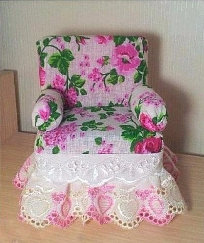 Миниатюрное кресло для кукол из обычных мочалок
