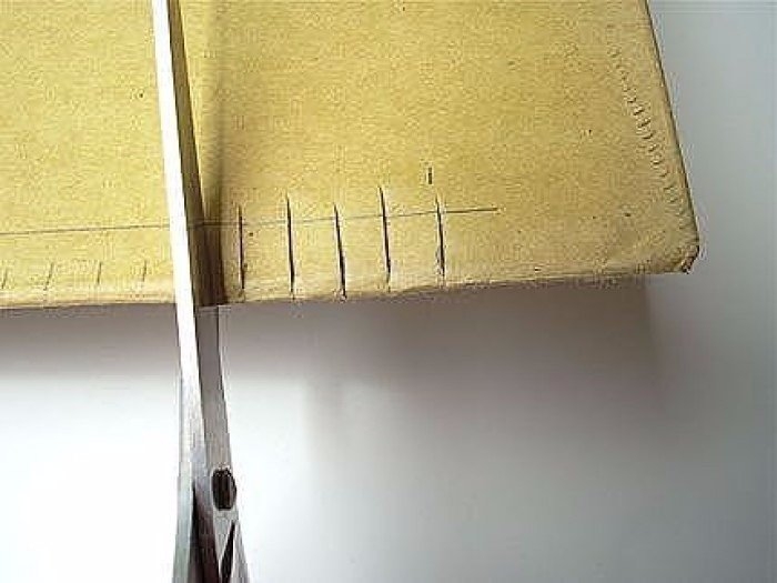 Ткацкий станок из картона и вилки.