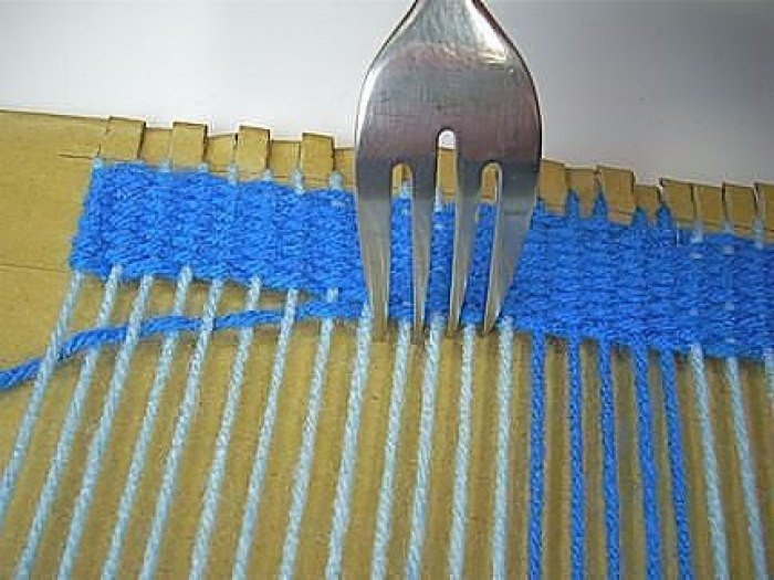 Ткацкий станок из картона и вилки.