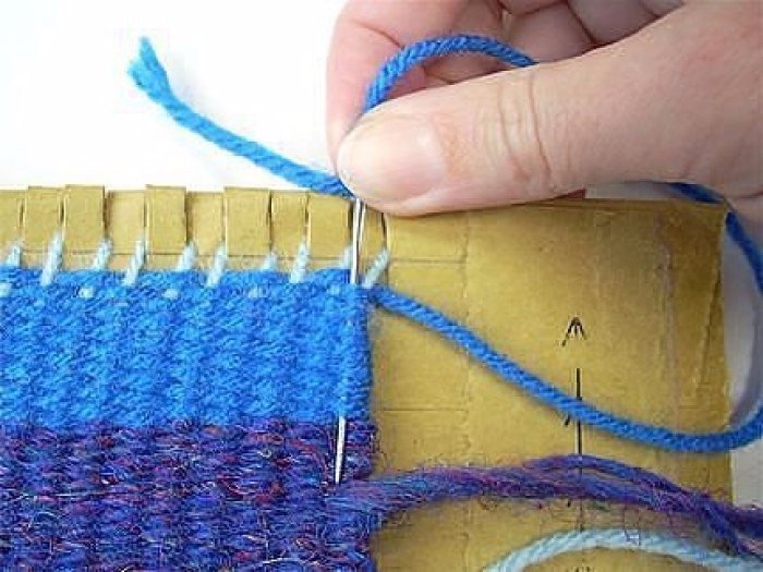 Ткацкий станок из картона и вилки.