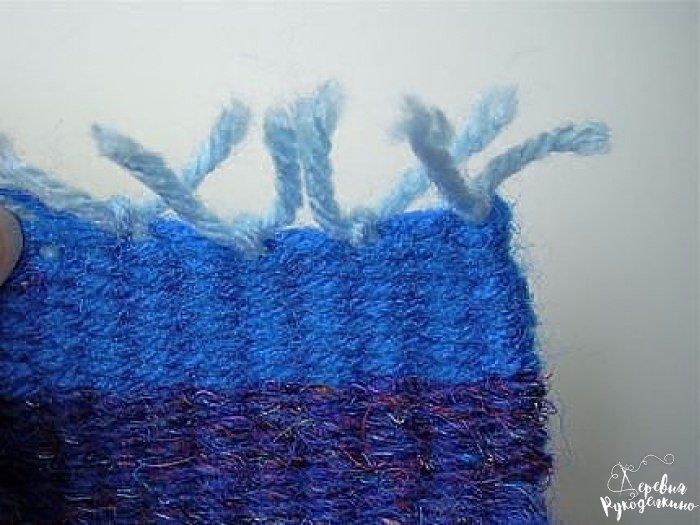 Ткацкий станок из картона и вилки.