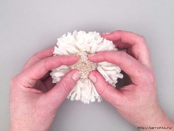 Маленький пудель из помпонов. Мастер-класс.