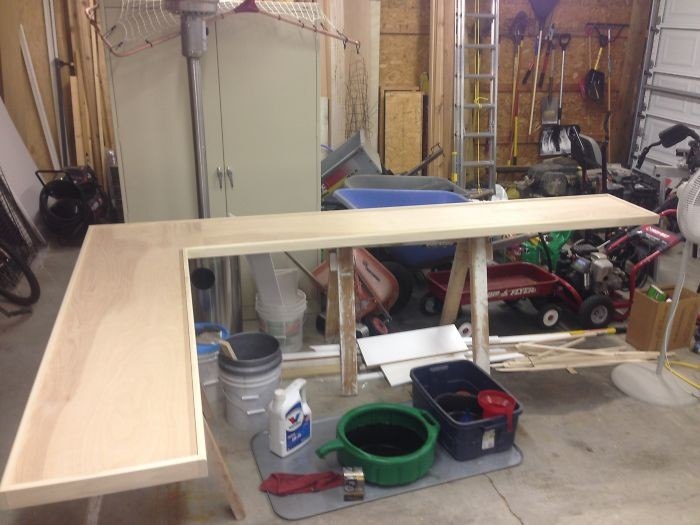 Декор столешницы пробками от бутылок