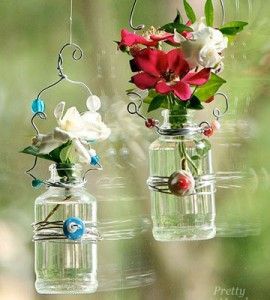 Вазы-бутылки на стене