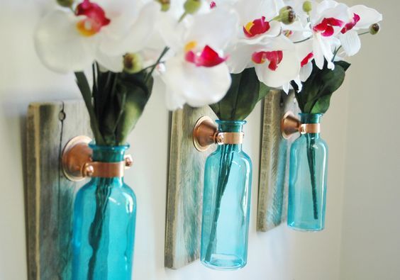 Вазы-бутылки на стене