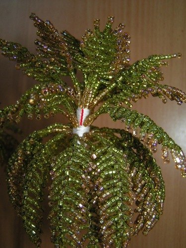 Пушистая пальма из бисера.