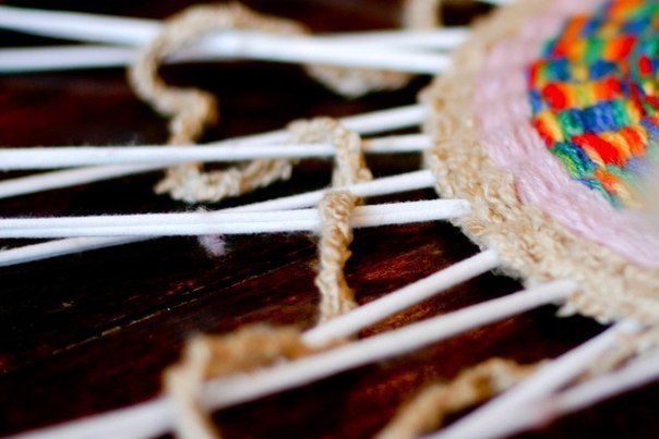 Плетем коврик с помощью обруча