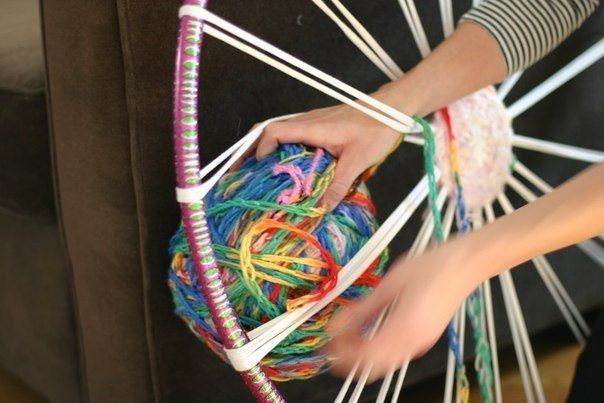 Плетем коврик с помощью обруча