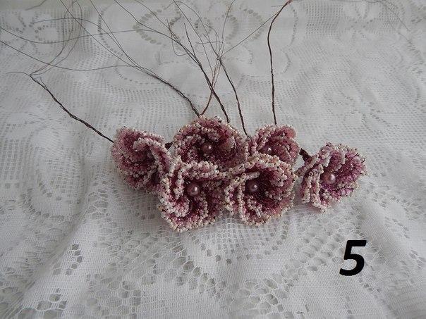 Махровая фиалка из бисера Махровая фиалка из бисера