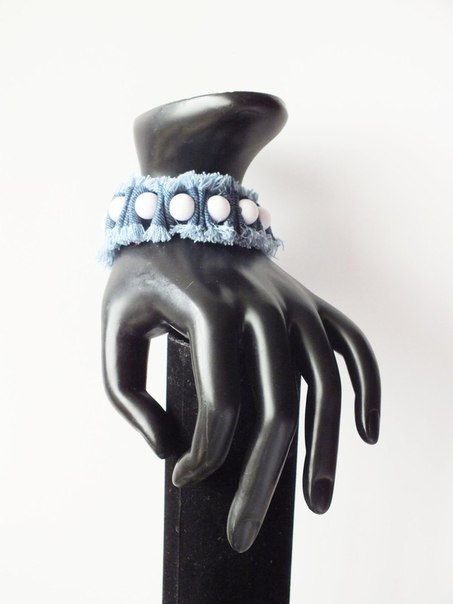 Браслет из старых джинс