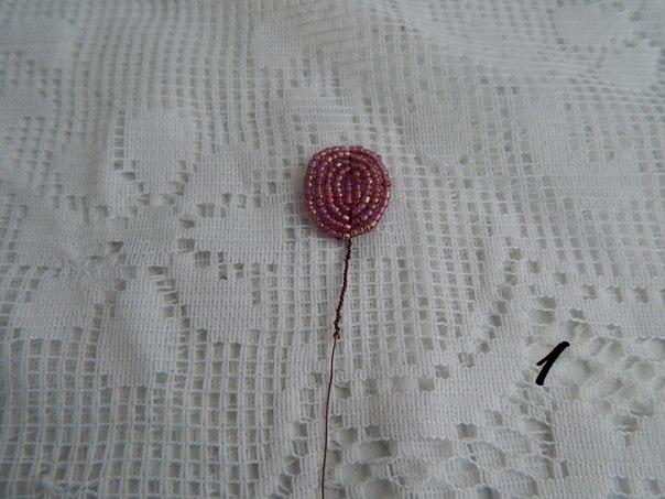 Махровая фиалка из бисера Махровая фиалка из бисера