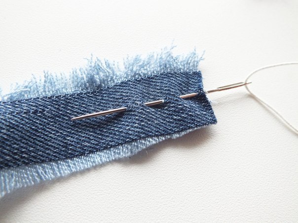 Браслет из старых джинс