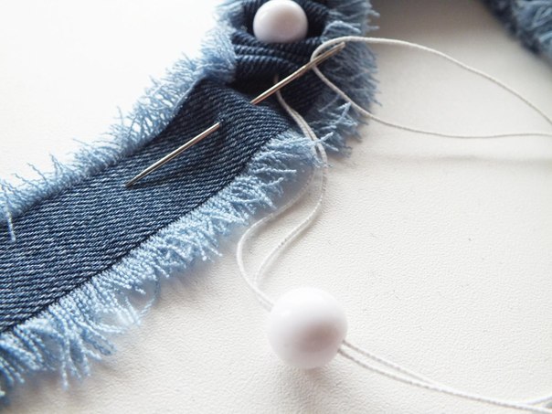 Браслет из старых джинс