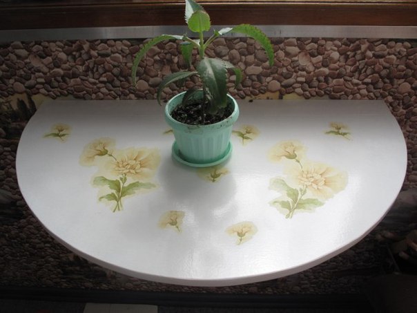 Складной столик для маленького балкона