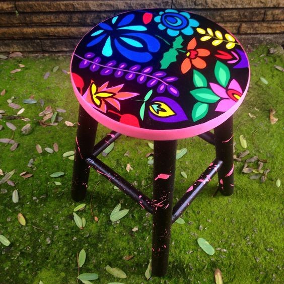 Разноцветная роспись и декор стульев и табуреток