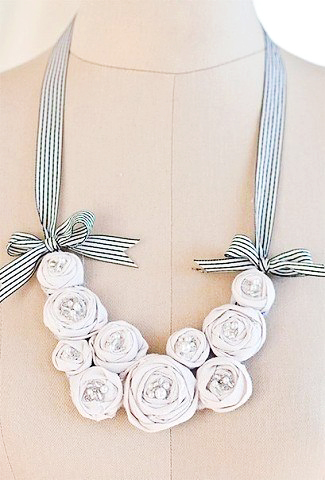 Интересное ожерелье из ткани своими руками