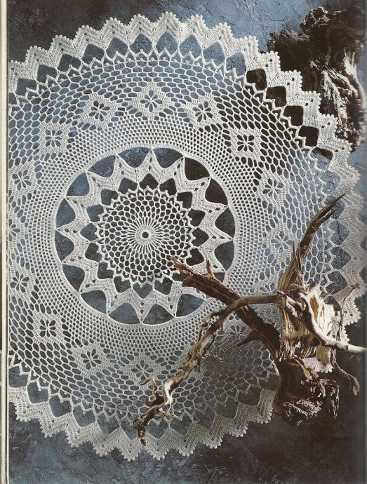 Ажурная вязанная салфетка