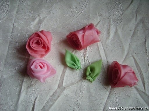 Розы из остатков органзы и атласа Розы из остатков органзы и атласа