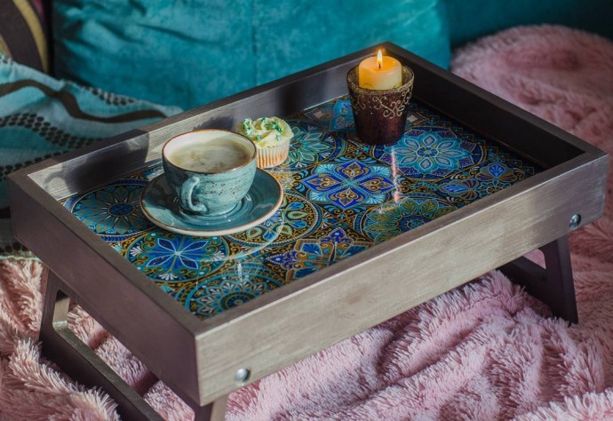 Подносы с ручной росписью от Алины Нуреевой: подавайте еду красиво