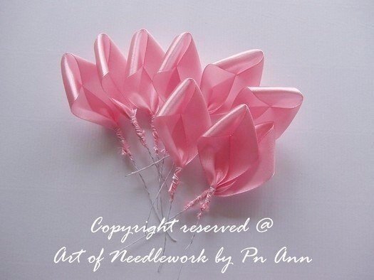 Розы из атласных лент