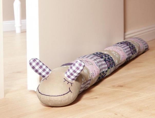 Забавные подушки от сквозняков