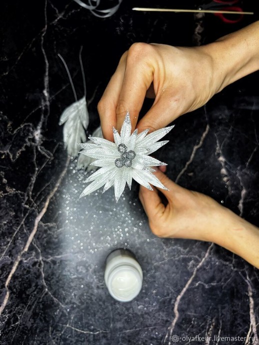 Белая пуансеттия из бархата