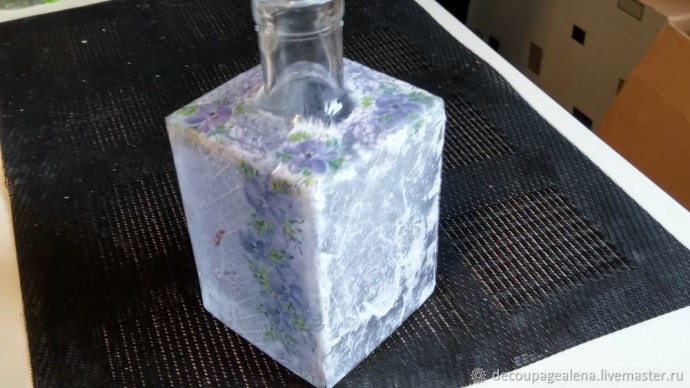 Декупаж бутылки хрустальной пастой и рисовой бумагой Декупаж бутылки хрустальной пастой и рисовой бумагой