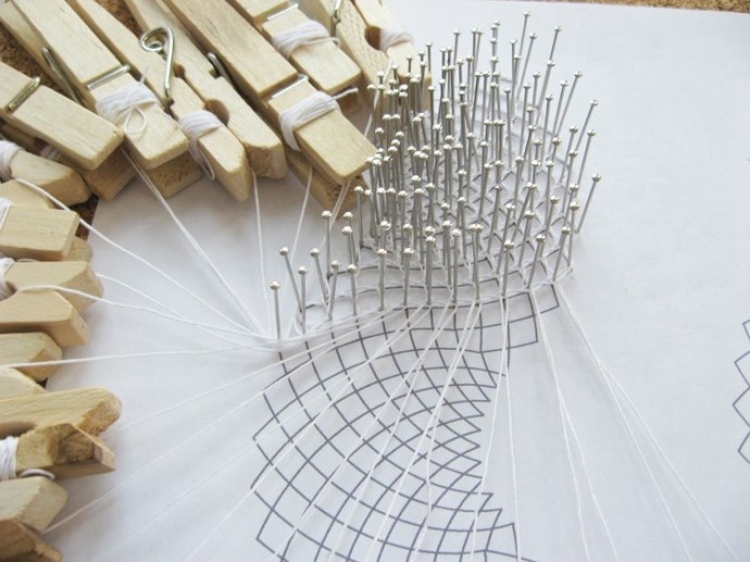 ​Плетение кружева на коклюшках