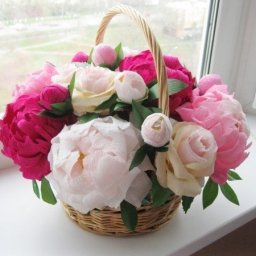 Пионы с конфетами из гофробумаги