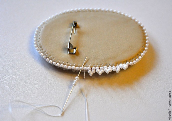 Маленькая брошь с вышивкой