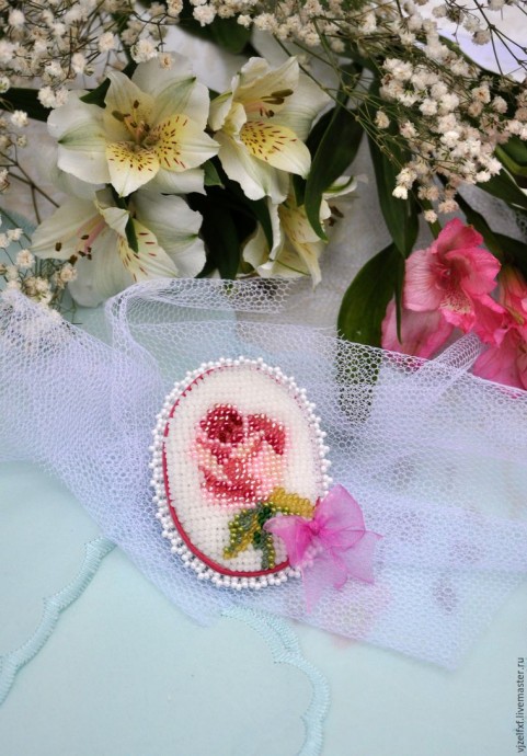 Маленькая брошь с вышивкой