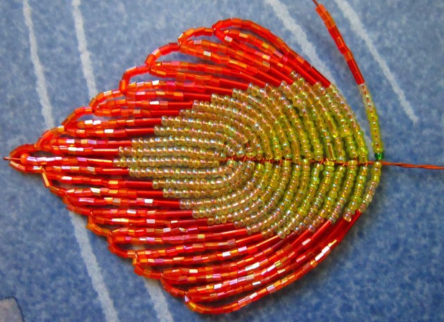 Невероятно красивые цветы из бисера