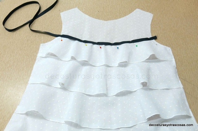 Простая и нарядная женская маечка Простая и нарядная женская маечка