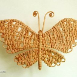 Бабочка из газетных трубочек
